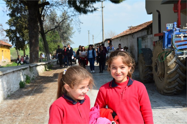 Yaşar Üniversitesi Öğretim Görevlileri ve Öğrencileri Akıllı Köy`de